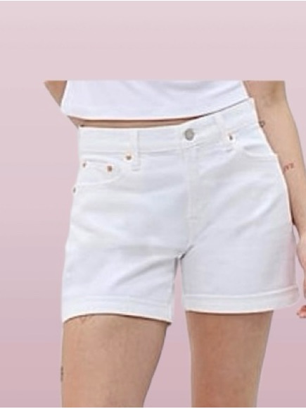 - Gap- White Mid Rise Girlfriend Jean Short. Size: 6